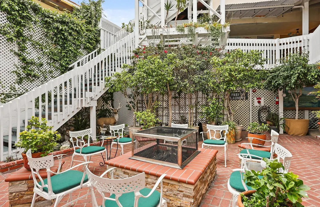 Catalina Courtyard Suites-1